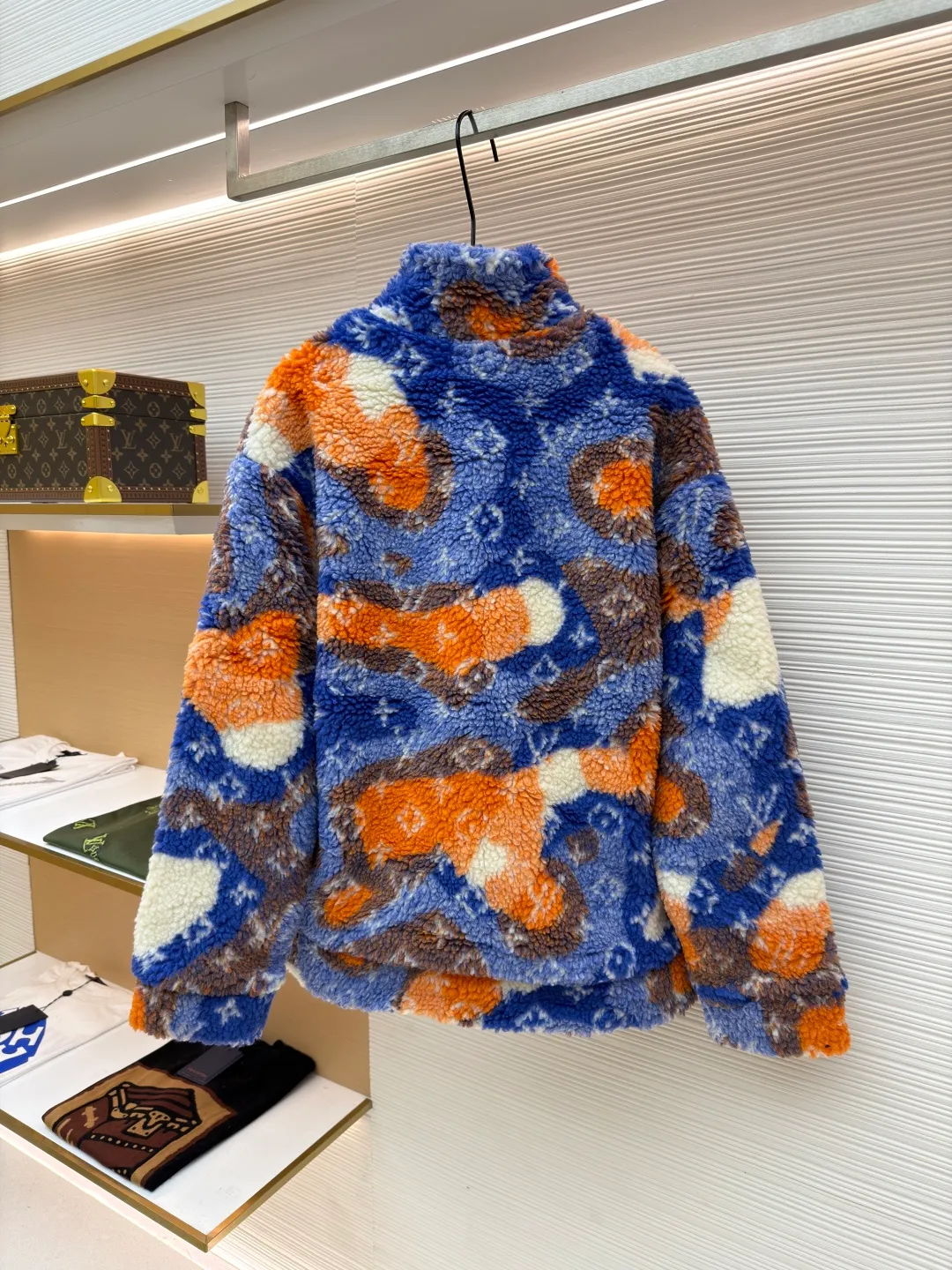 LOUIS VUITTON colorful polar fleece jacket ●Original version: Purchased and developed for 14900 ●Item number: 1680945-B70 ●Fabric: polar fleece fabric ●Technology: yarn-dyed fabric ●Version: fitted version ●Weight: about 815 grams ●Size: XS-S-M-L ●Description: The fabric is made of [90% polyester + 10% wool blended yarn-dyed fabric]. The Y version was purchased and disassembled, and the bottom was turned over [scanning and painting to make a yarn-dyed device]. The yarn dyeing was all made of [custom-dyed polyester blended wool material yarn]. The finished fabric was [polar fleece and then sheared], containing [sheep wool blended yarn], and the color is saturated. The degree of harmony is higher, and the fluff after polar fleece is more [fluffy and three-dimensional]. It is matched with [26s combed cotton plain weave] as the lining. The inner small pocket is made of [60 double-ply twill woven cotton]. The front and back panels of the entire garment are made of [positioned flower hand-cut]. The overall routing is straight and delicate, the fabric is comfortable and soft, and the color is consistent without color difference. It can be matched with the same style to create a fashionable look, and can be used in various occasions. Customized accessories, complete with three standards, same style for men and women!